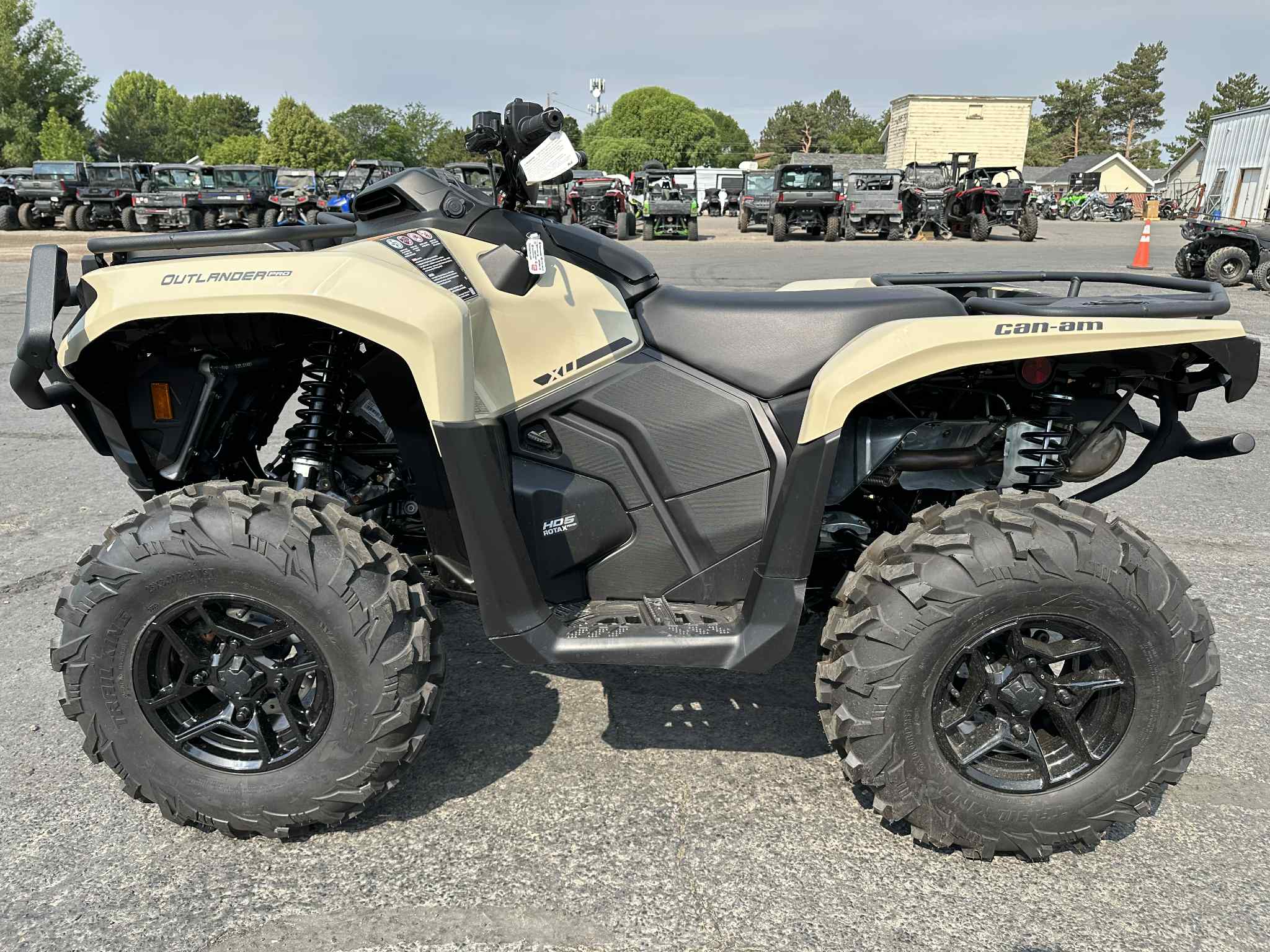 2025 Can-Am OUTLANDER PRO XU HD5 GN 25 - Photo 3